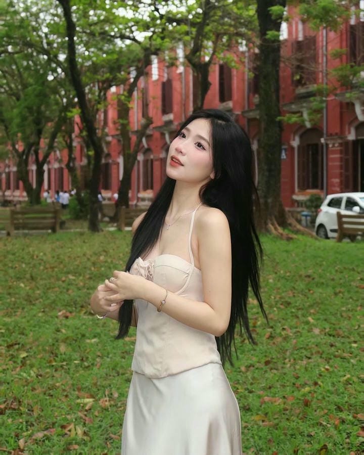 gái xinh mặc váy ngắn mắt tròn