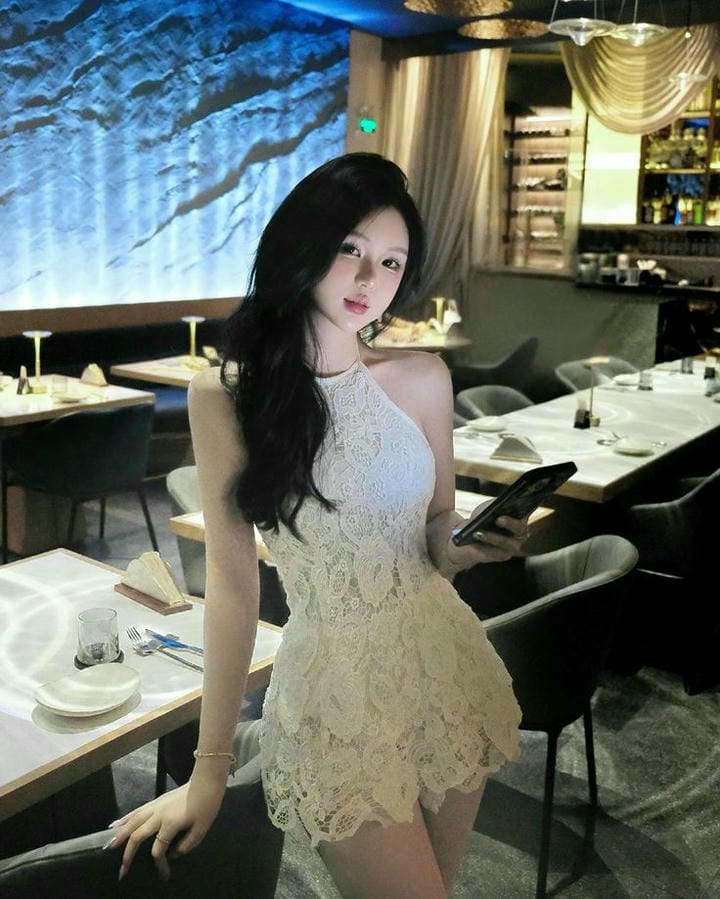 gái xinh mặc váy ngắn màu trắng xinh đẹp