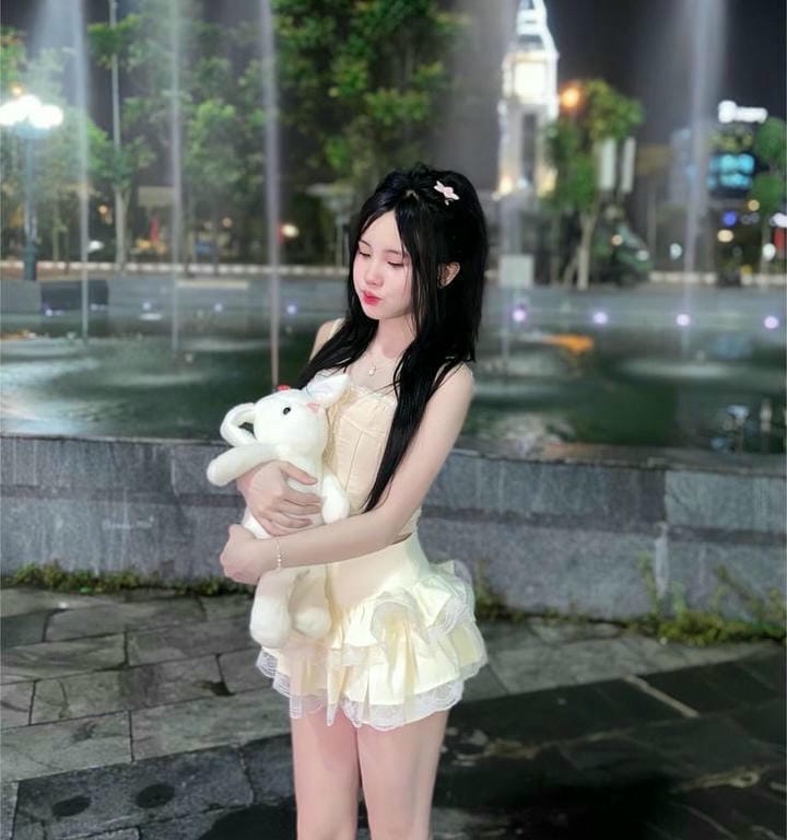 gái xinh mặc váy ngắn ôm gấu