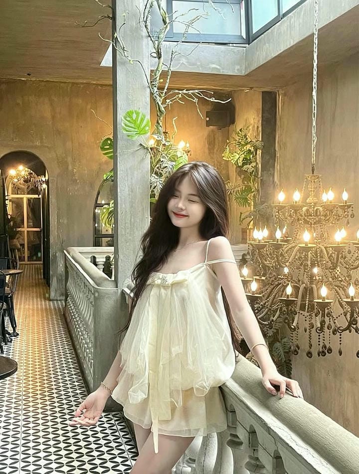 gái xinh mặc váy ngắn tại quán cafe