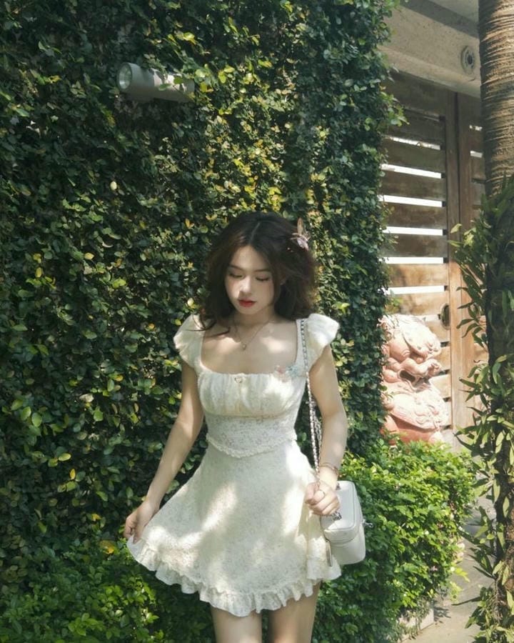 gái xinh mặc váy ngắn tạo dáng cute
