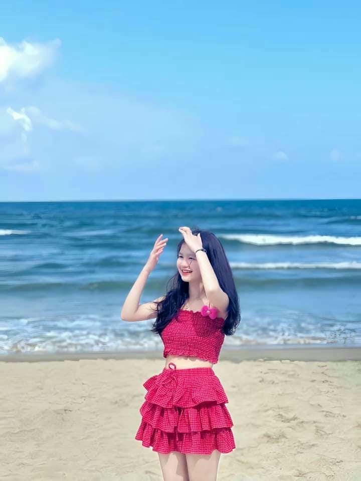 gái xinh mặc váy ngắn vui tươi bên bờ biển